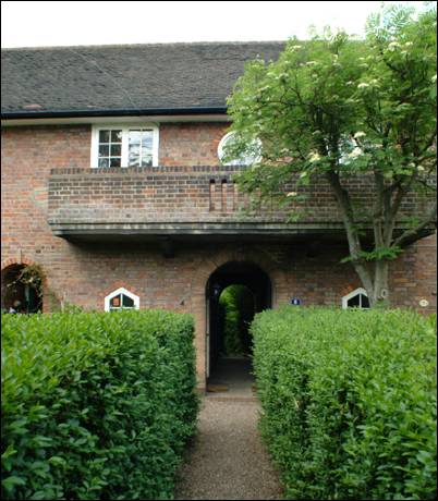 04-6 Midholm Close